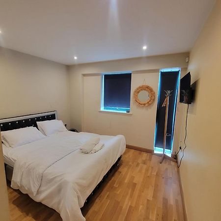2 Bedrooms, 2 Bathrooms Stunning Penthouse City View Брадфорт Екстериор снимка