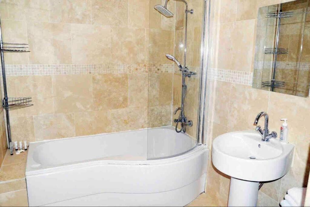 2 Bedrooms, 2 Bathrooms Stunning Penthouse City View Брадфорт Екстериор снимка